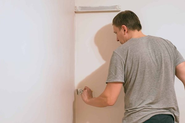 Comment dissimuler un défaut sur un mur avec de la peinture ?